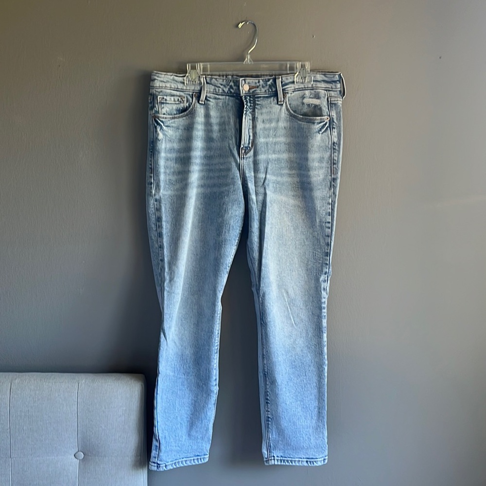 Light wash straight leg